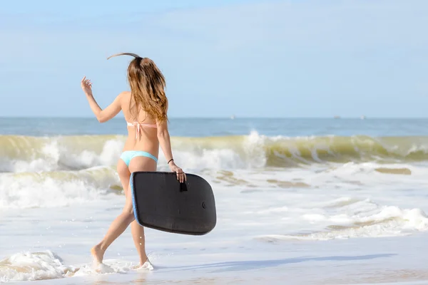 Bild von schönen Mädchen mit Bodyboard, bereit für Spaß. Hintergrund Strand — Stockfoto