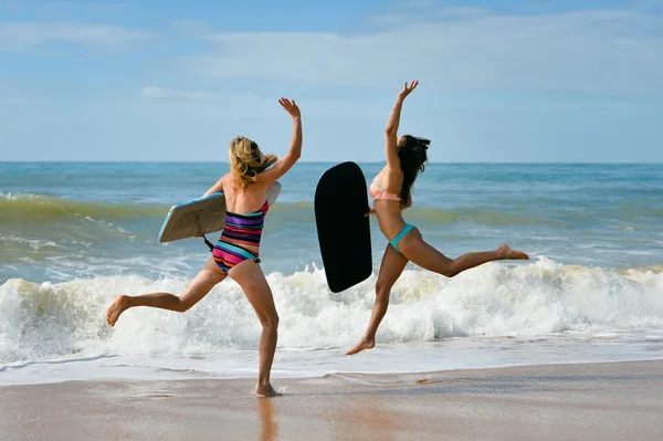 Sain surfeur athlétique fille amis avec des corps en forme tenant bodyboards — Photo