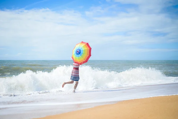 Біг у хвилях схвильована романтична жінка на пляжі гуляє сонячним фоном — стокове фото