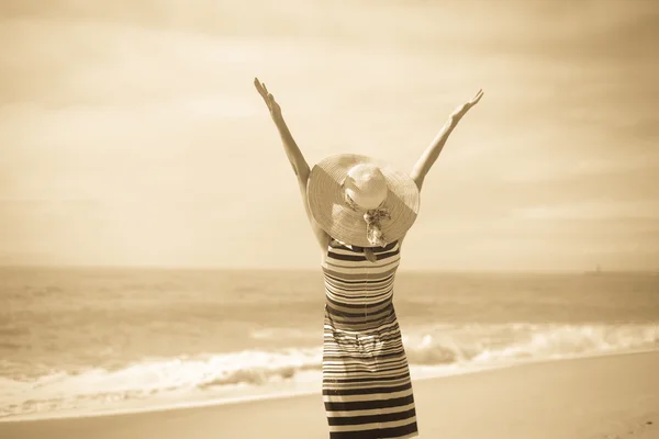 海で手を振って 夏のビーチと太陽を楽しんでロマンチックなエレガントな若い女性のバックビュー 黒と白 — ストック写真