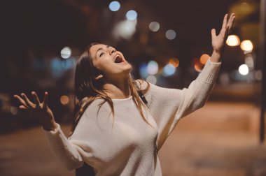 Işıklar bokeh arka plan açık havada akşam bakılması, gece, caddenin genç duygusal stres altında kadın çığlığı 