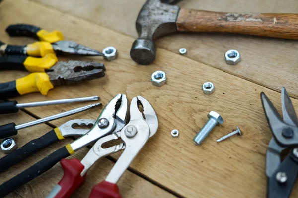 Closeup ploché rozložení nástrojů na dřevěný povrch — Stock fotografie