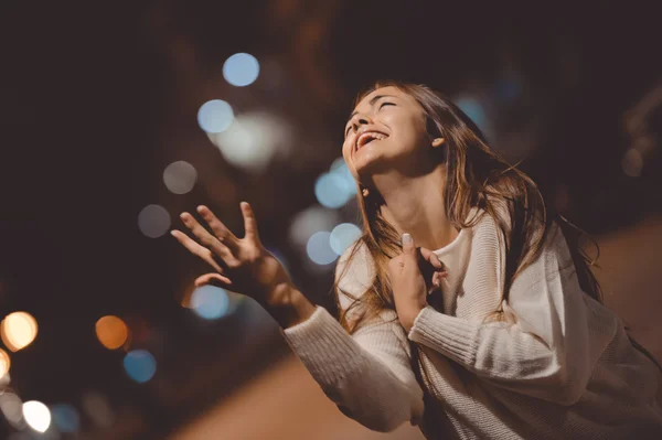 Young emotional stressed woman screaming looking up, city street in the night, evening lights bokeh background outdoors — Stock Photo, Image