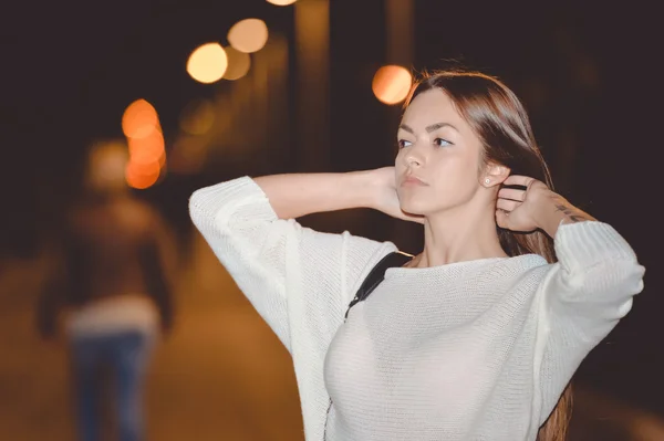 Πορτρέτο του όμορφη νεαρή κοπέλα στην πόλη δρόμο τη νύχτα, το βράδυ τα φώτα bokeh φόντο — Φωτογραφία Αρχείου