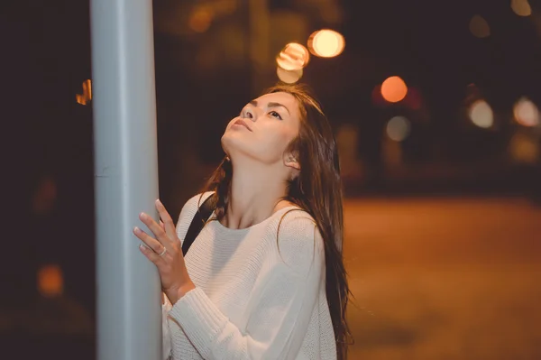 美しい若い女性、夜、道路ランプ ポスト ライト背景のボケ味を夜の肖像画 — ストック写真
