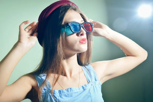 Удивлённая молодая красивая женщина в 3D очках выглядит изумленной . — стоковое фото