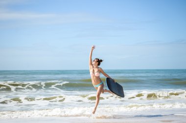 Bodyboarding, eğlenmek için hazır ile sahilde güzel sörfçü genç bayan