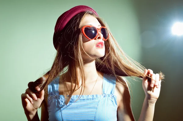 Bella elegante donna romantica in occhiali 3d cercando stupito sorpreso — Foto Stock