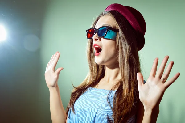 Überraschte junge hübsche Frau mit 3D-Brille, die erstaunt aussah. schöne elegante romantische Frau — Stockfoto