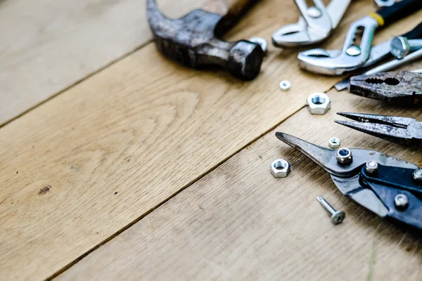 Primer plano plano de herramientas en una textura de superficie de madera, ver arriba — Foto de Stock