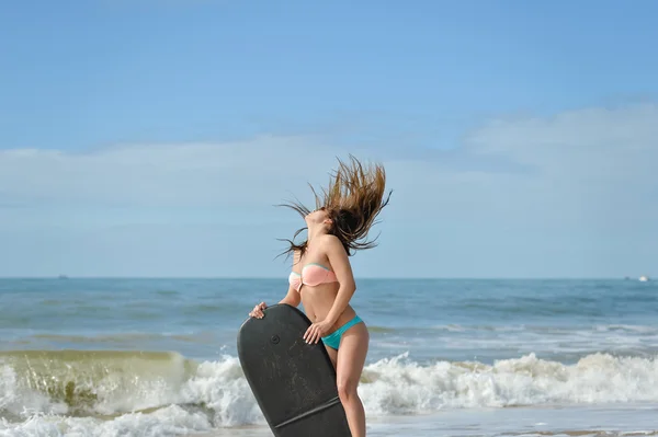 Bild på vackra flicka med bodyboard, redo för kul. Beach bakgrund — Stockfoto
