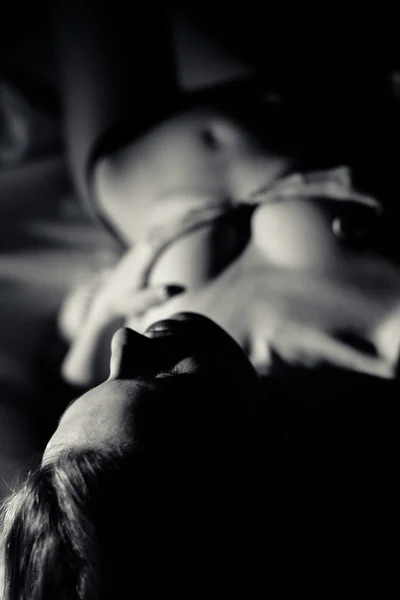 Güzel seksi kız göğüsleri ile mükemmel fit vücut kapsayan yatakta rahatlatıcı resmi 