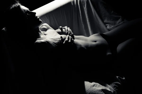 Чорно-білий портрет сексуальної красивої дівчини з ідеальним тілом — стокове фото