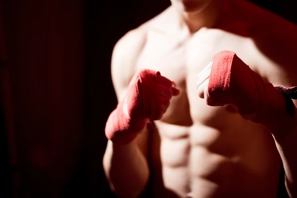 Caja de entrenamiento de hombre joven perfora con vendajes primer plano en los músculos fuertes del torso — Foto de Stock