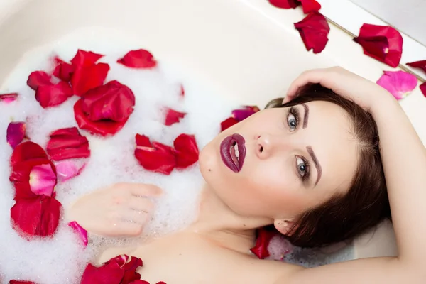 Elegante sexy bella ragazza con pelle di seta divertirsi posa in bagno d'acqua — Foto Stock