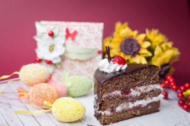 resmi kek, renkli yumurta ve hediye süslemeleri sette kapatmak