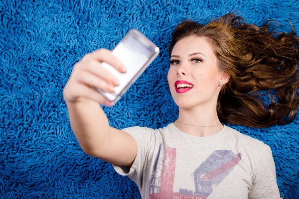 Porträt der Selbstdarstellung sexy junge schöne Frau entspannen über blauen Kopierraum — Stockfoto