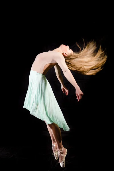 Silhueta de bela jovem na dança em fundo copyspace preto — Fotografia de Stock