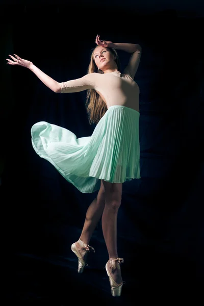 Retrato de bela jovem na dança em fundo copyspace preto — Fotografia de Stock