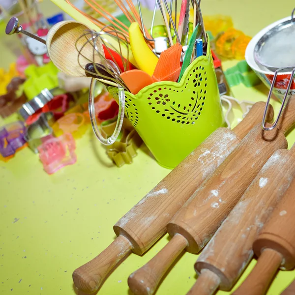 Close up van keuken rollen gebruiksvoorwerpen set op tafel — Stockfoto