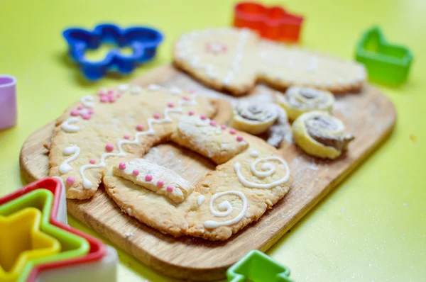 Biscuits au pain d'épice sur fond de bureau en bois — Photo