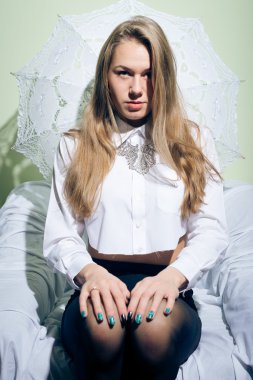 Sarışın bir beyaz gömlek ve kolye