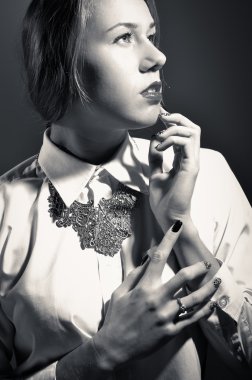 Klas kız retro tarzı siyah beyaz portre düşünceli görünüyor