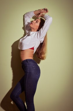 Sarışın genç kadın dansçı Siyah şeffaf eldiven