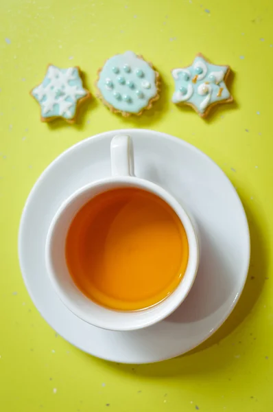 Gambar tiga kue jahe dan secangkir teh — Stok Foto