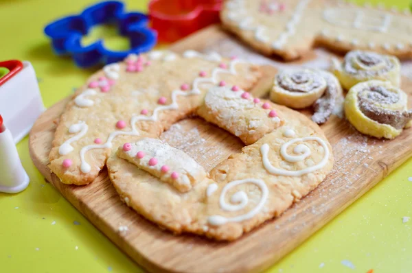 Tutup di rumah gingerbread di atas latar belakang hijau meja kayu — Stok Foto