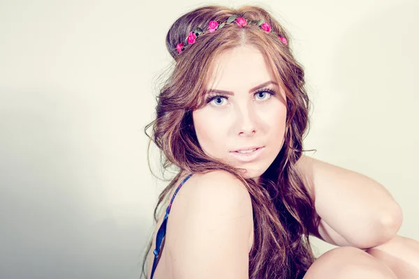 Portrait rapproché de regarder caméra hipster ou hippie jolie fille portant couronne de fleurs à la mode sur fond d'espace de copie — Photo