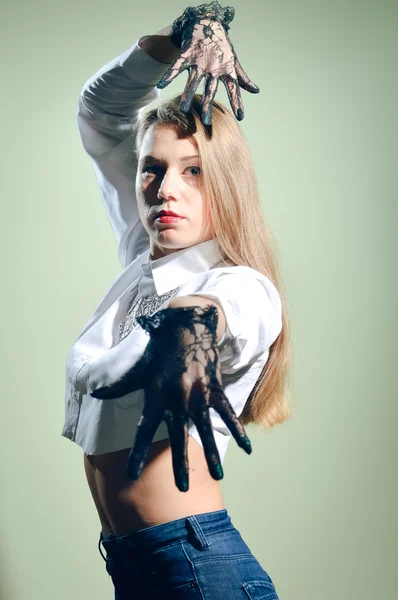 Blonde jonge danseres in zwarte transparante handschoenen — Stockfoto