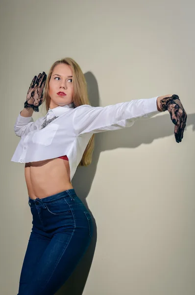 Bailarina joven rubia en guantes negros transparentes — Foto de Stock