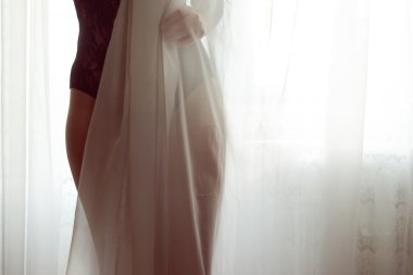 siyah combies elbiseli mükemmel fit vücut ile güzel Bayan