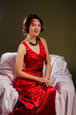 Kırmızı elbiseli güzel genç bayan aristokrasi retro tarz