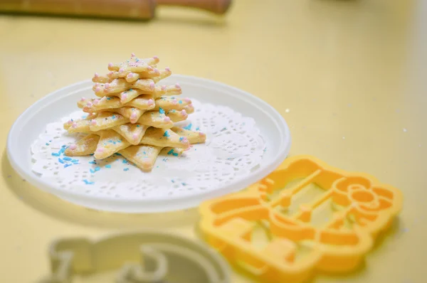 Galletas de Navidad que ponen en el plato blanco — Foto de Stock