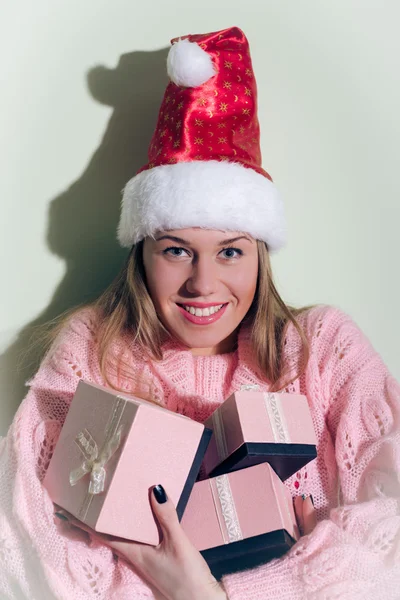Santa Girl em chapéu de Natal com caixas de presentes — Fotografia de Stock