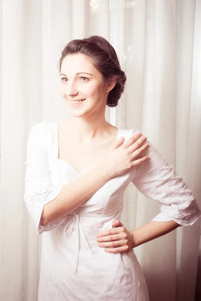 Jovencita en vestido blanco feliz sonriente — Foto de Stock