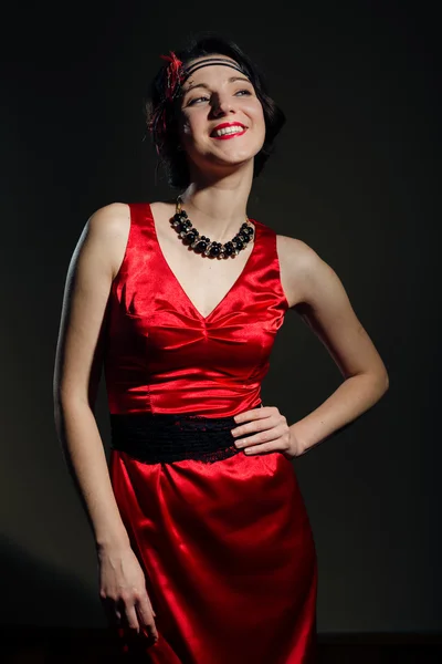 Art deco bella giovane signora in abito rosso divertirsi — Foto Stock