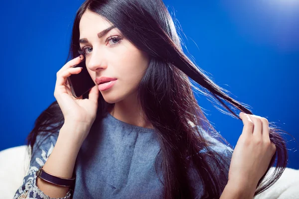 Vrij jonge dame praten op mobiele telefoon — Stockfoto