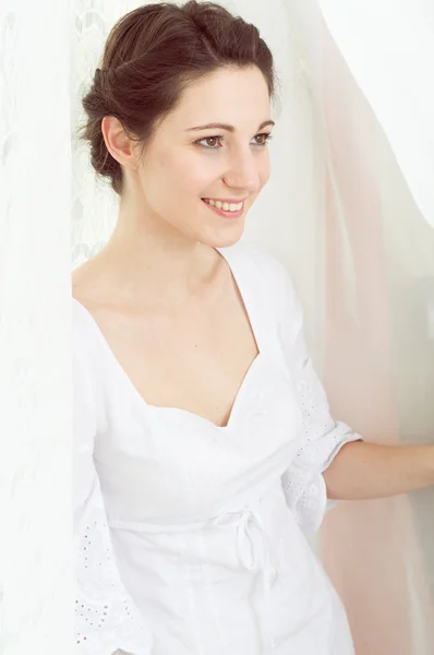 Hermosa joven en vestido blanco feliz sonriente — Foto de Stock