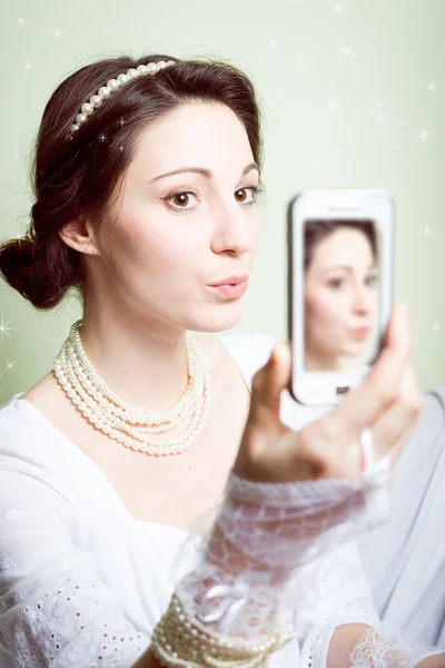 Giovane signora prendendo divertente selfie — Foto Stock