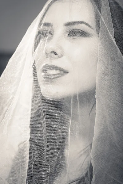 Close up portrait of beautiful bride in white — 图库照片