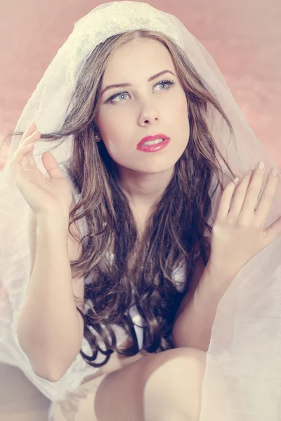 Joven novia en lencería blanca relajante en la cama — Foto de Stock