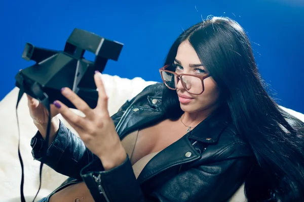 Image of beautiful glamour girl in leather jacket having fun making selfy picture — Stok fotoğraf