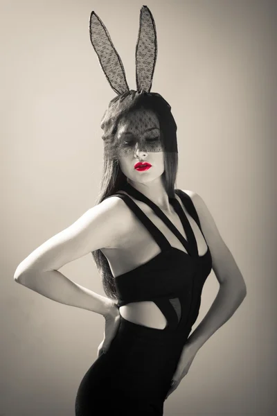 Portret van sexy jonge mooie dame en bunny oren masker — Stockfoto