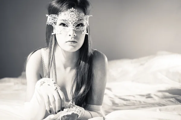 Gyönyörű fiatal hölgy pihentető az ágyban, fekete-fehér fehérnemű — Stock Fotó
