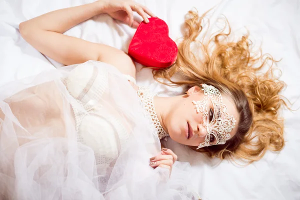 Красивая леди весело отдыхает лежа на белой кровати — стоковое фото