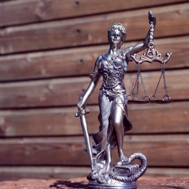 Resim Heykel astar kopyasını alan arka plan ağaç on themis, femida veya adalet tanrıçası