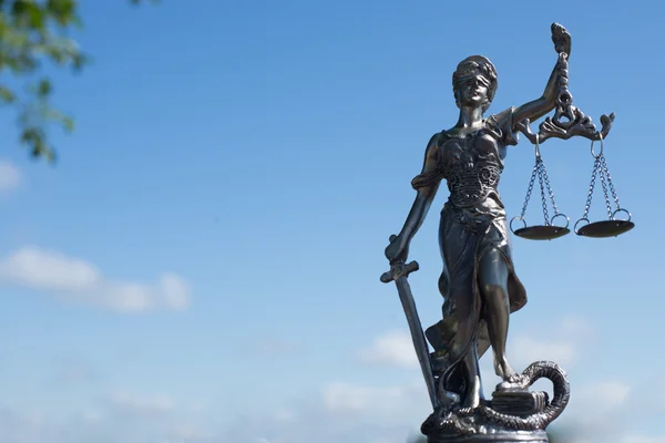 Imagen de la escultura de ellos, femida o diosa de la justicia sobre fondo de espacio de copia cielo azul brillante — Foto de Stock